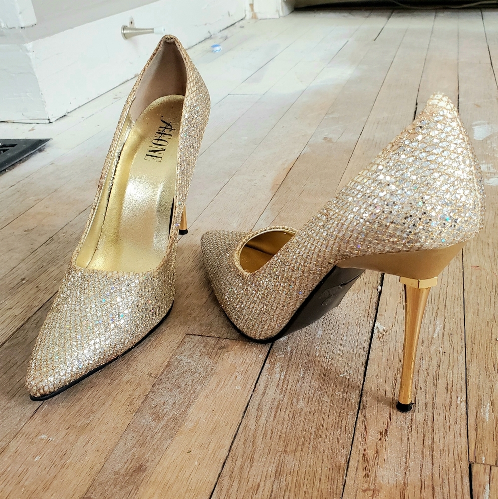❤️‍🔥5/$25❤️‍🔥 Glittery Gold Hex Heels